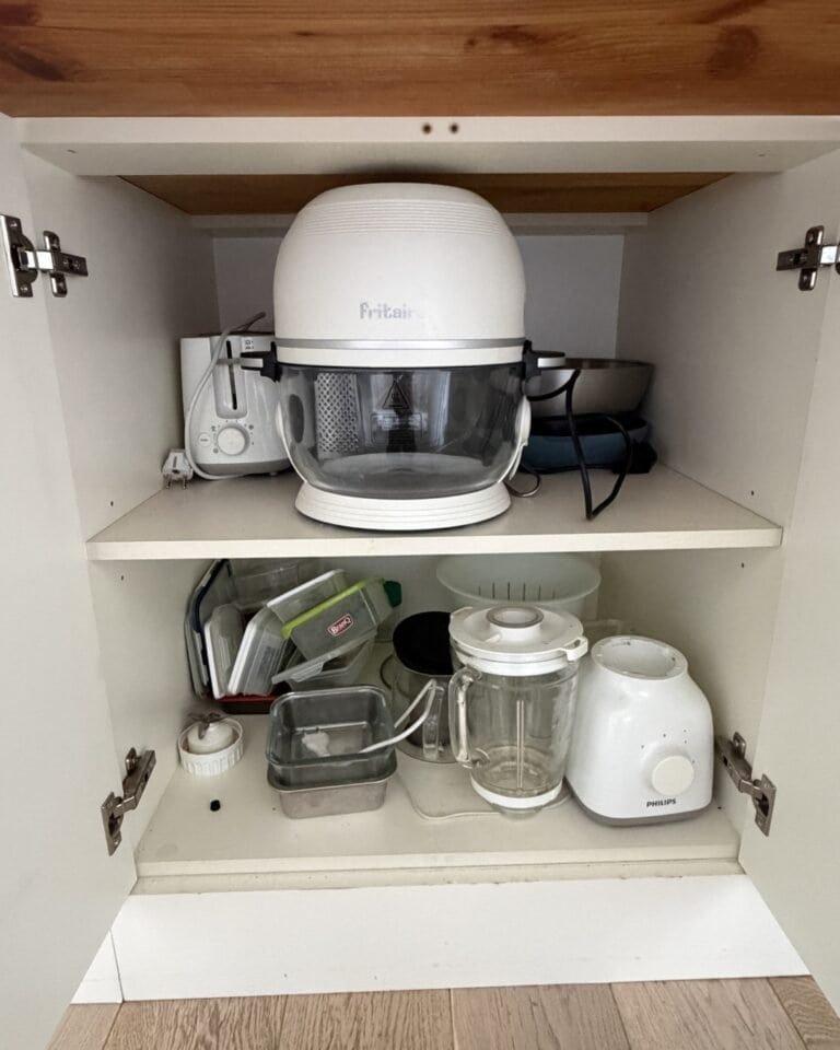 fritaire airfryer in the cuppboard