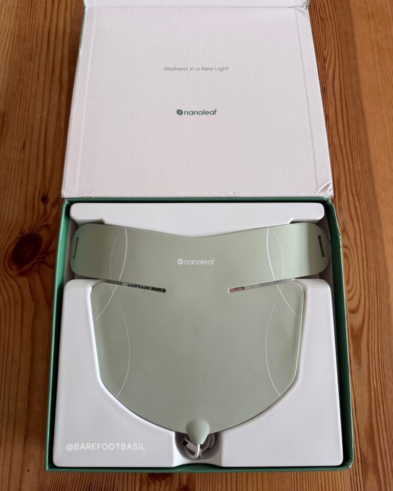 Nanoleaf LED Light Therapy Neck & Décolletage Mask whats in the box